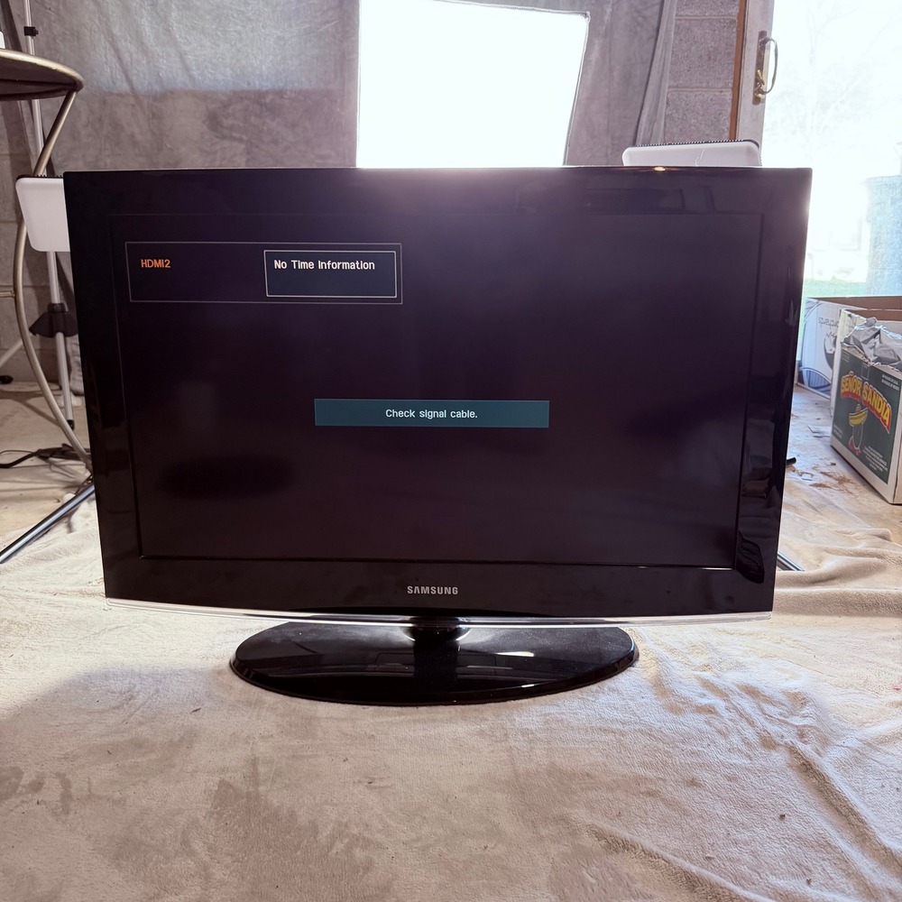 Samsung LN26A450C1D 26 Inch 720p HD LCD TV Glossy Black Series 4 with Remote